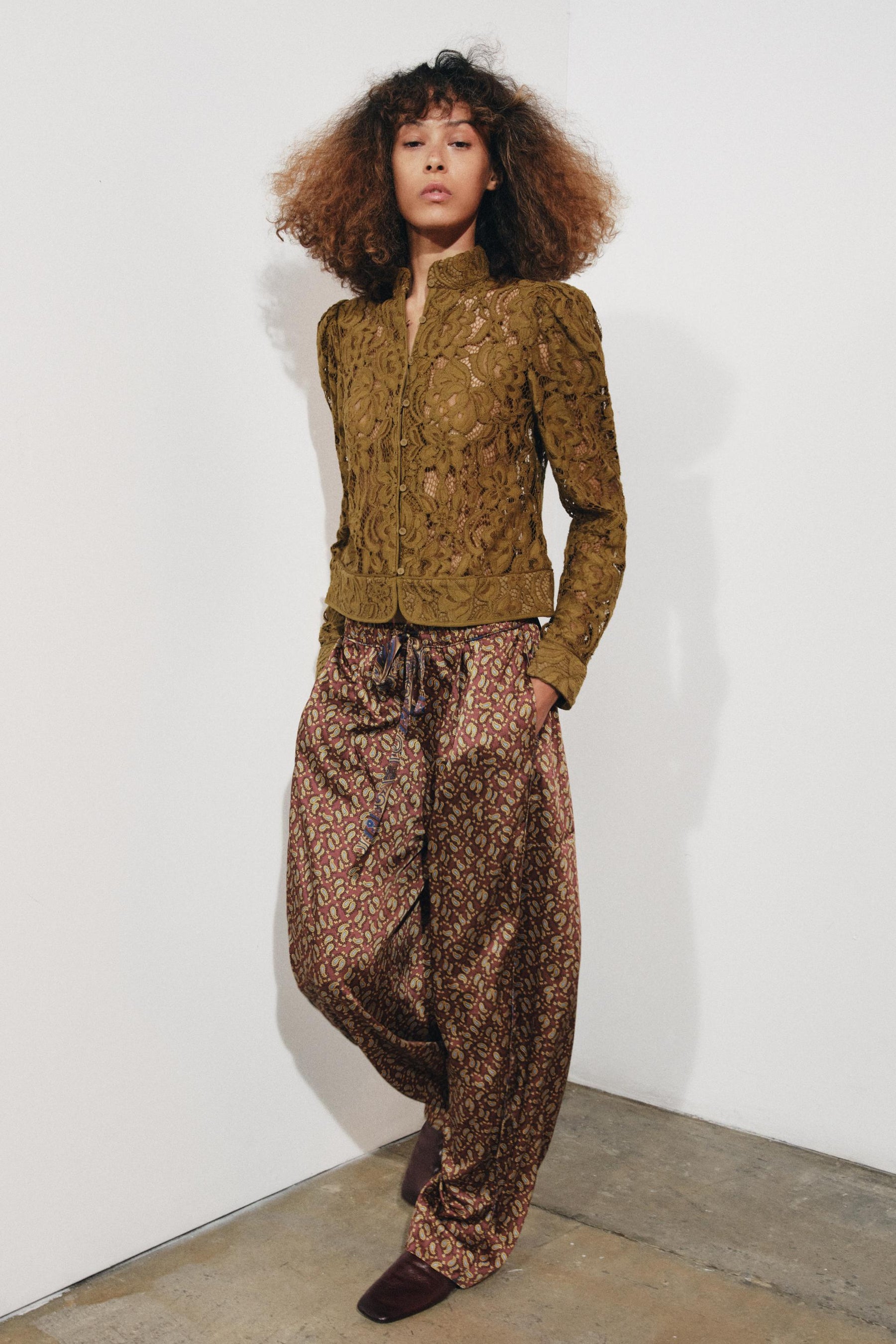 Spitzenjacke mit Puffärmeln