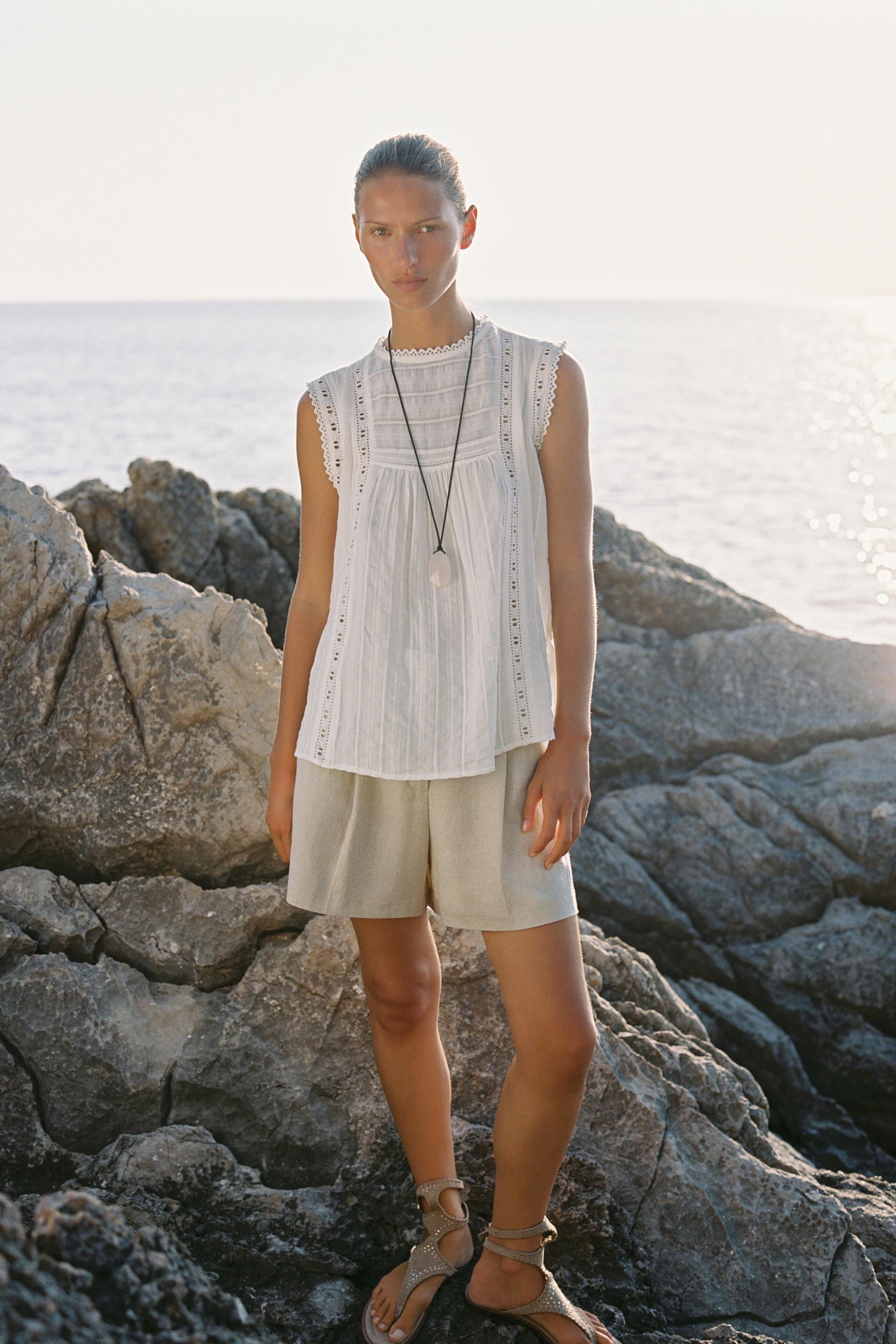 Ärmelloses, romantisches Modetop.