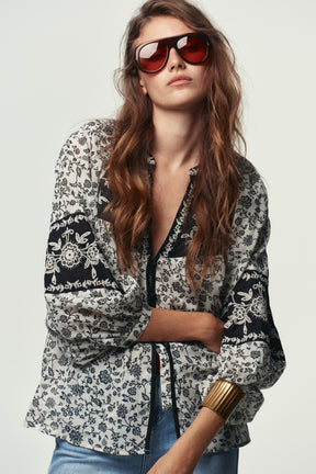 Bluse mit Blumenstickerei und Perlenbesatz