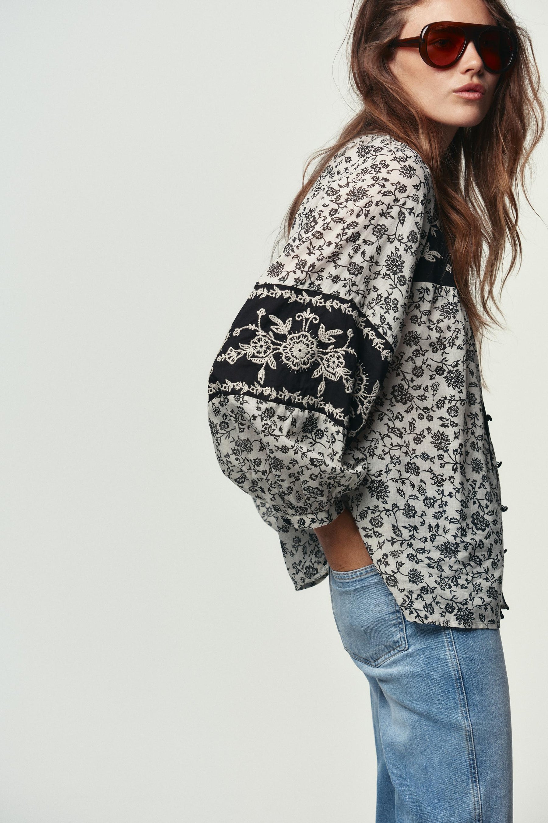 Bluse mit Blumenstickerei und Perlenbesatz