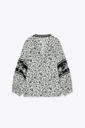 Bluse mit Blumenstickerei und Perlenbesatz