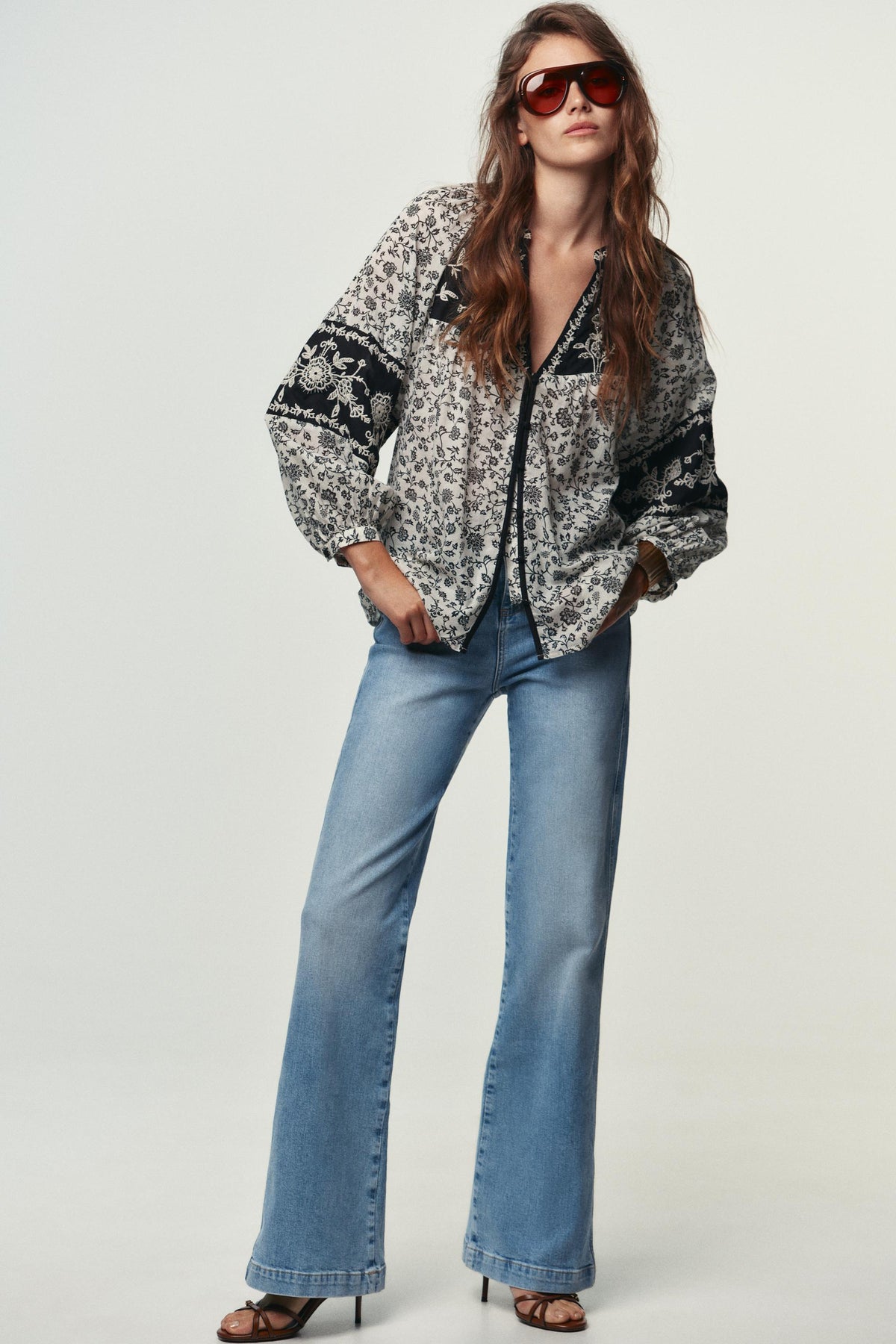 Bluse mit Blumenstickerei und Perlenbesatz