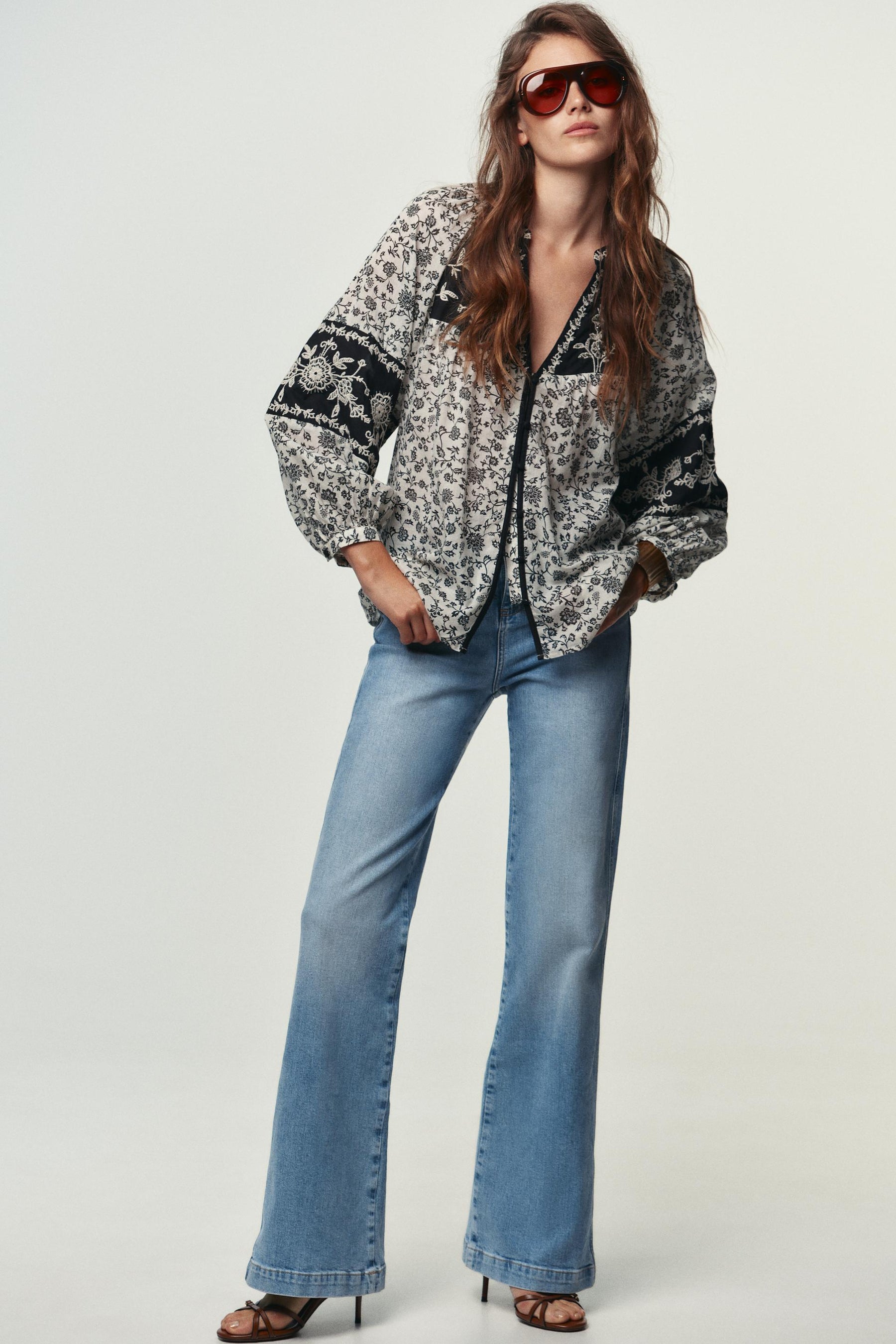 Bluse mit Blumenstickerei und Perlenbesatz