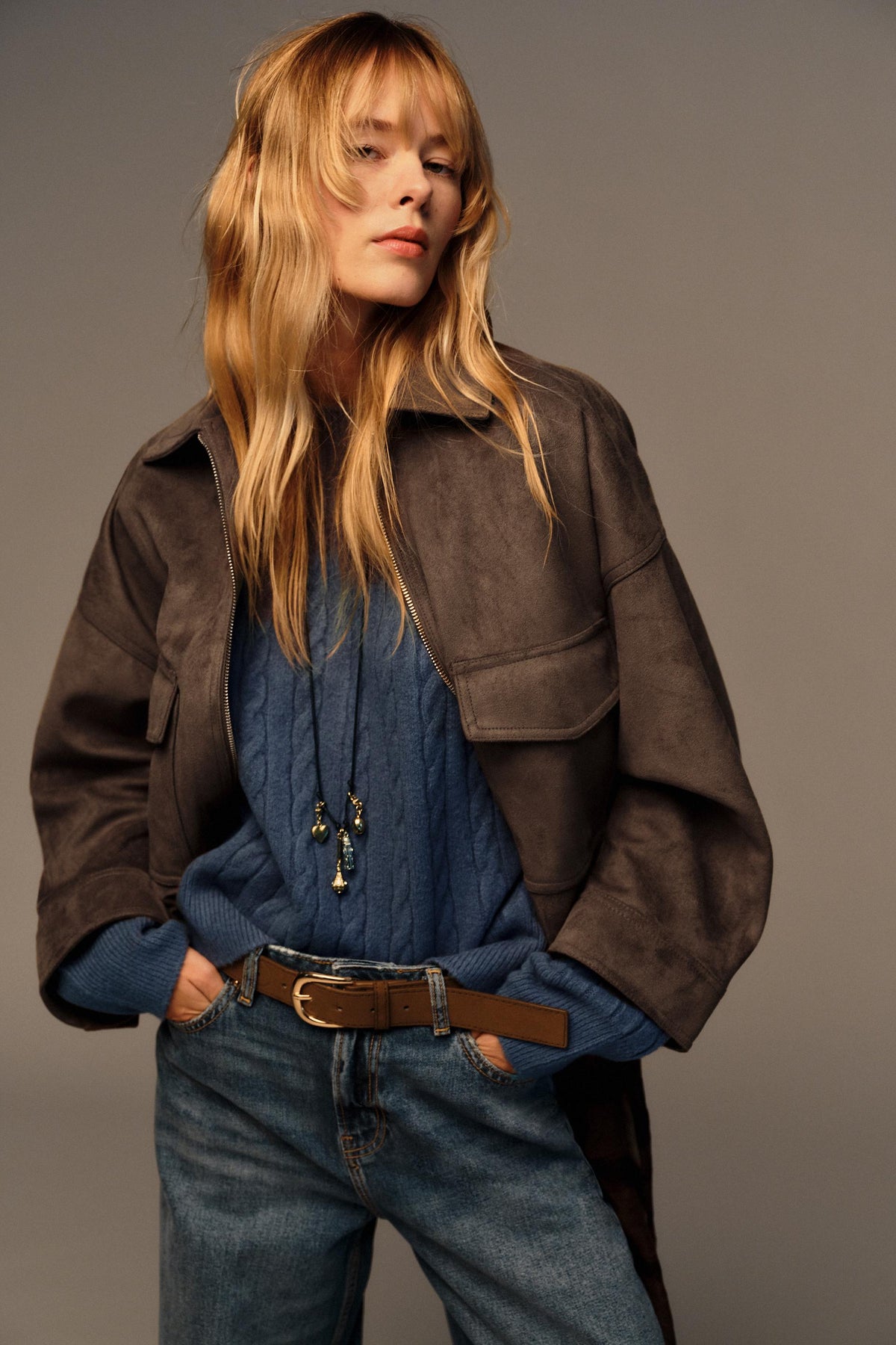 Weit geschnittene, hochgeschnittene Jeans mit verkürztem Bein