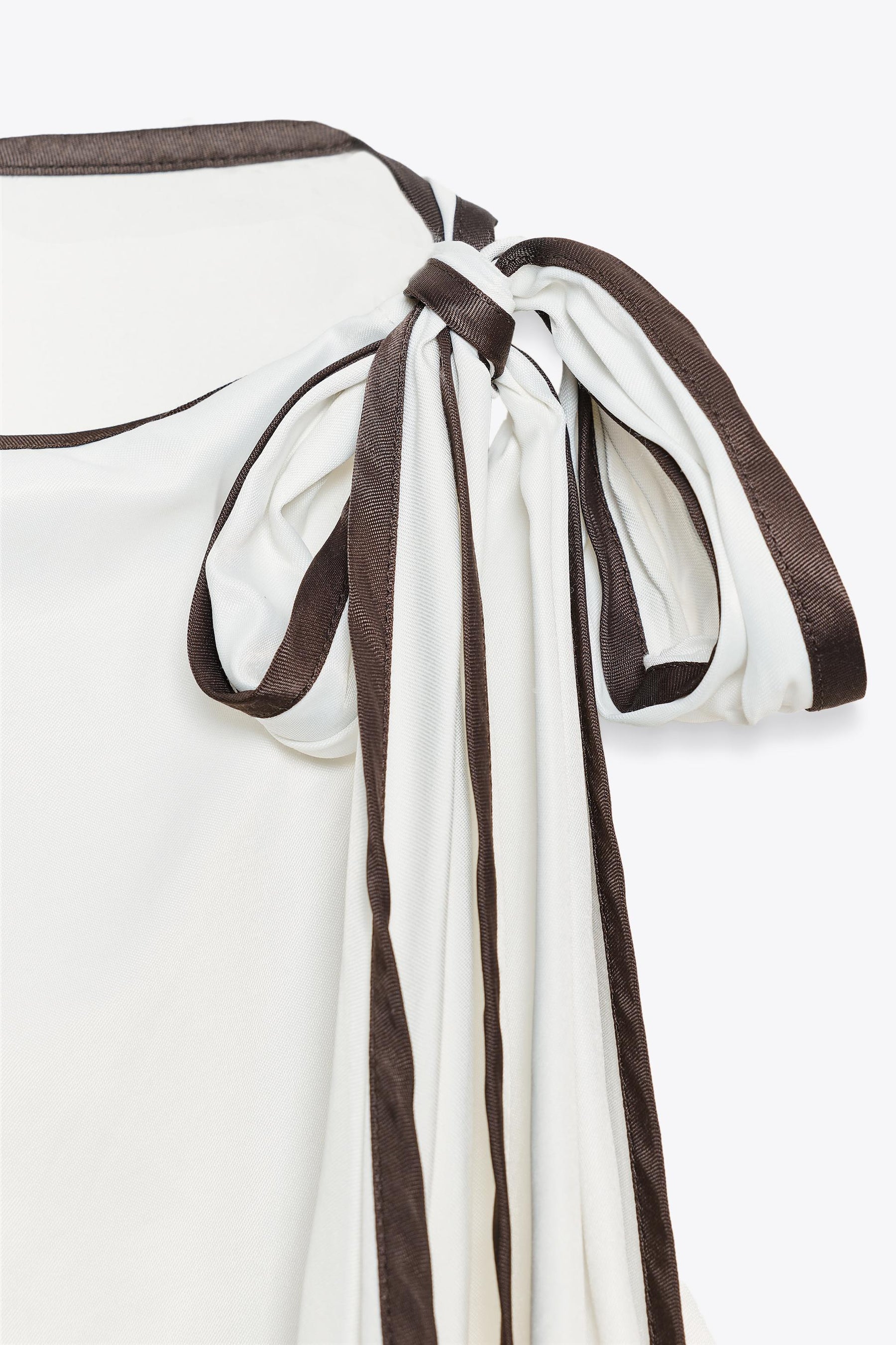 Oberteil mit Satinschleife