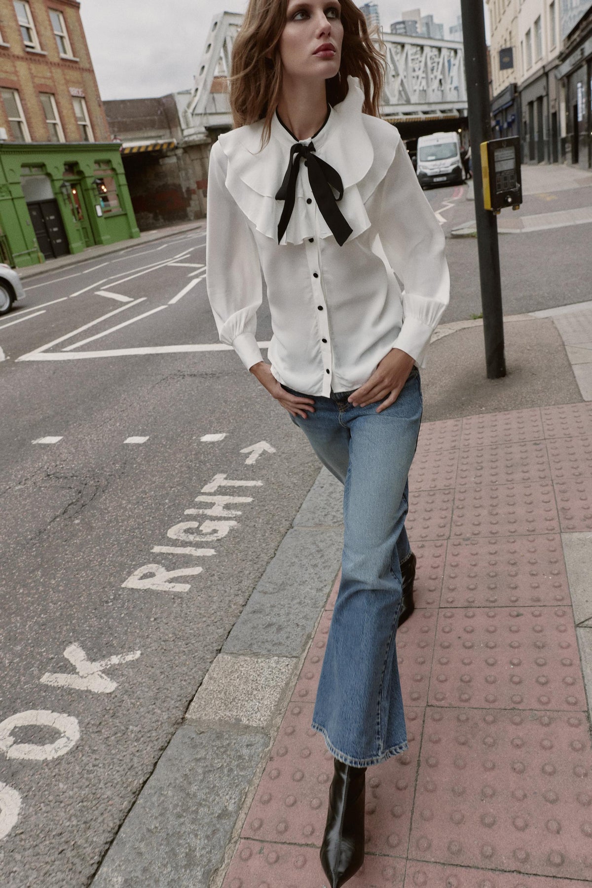 Rüschenbluse mit kontrastierender Schleife