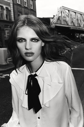 Rüschenbluse mit kontrastierender Schleife