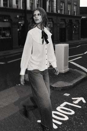 Rüschenbluse mit kontrastierender Schleife