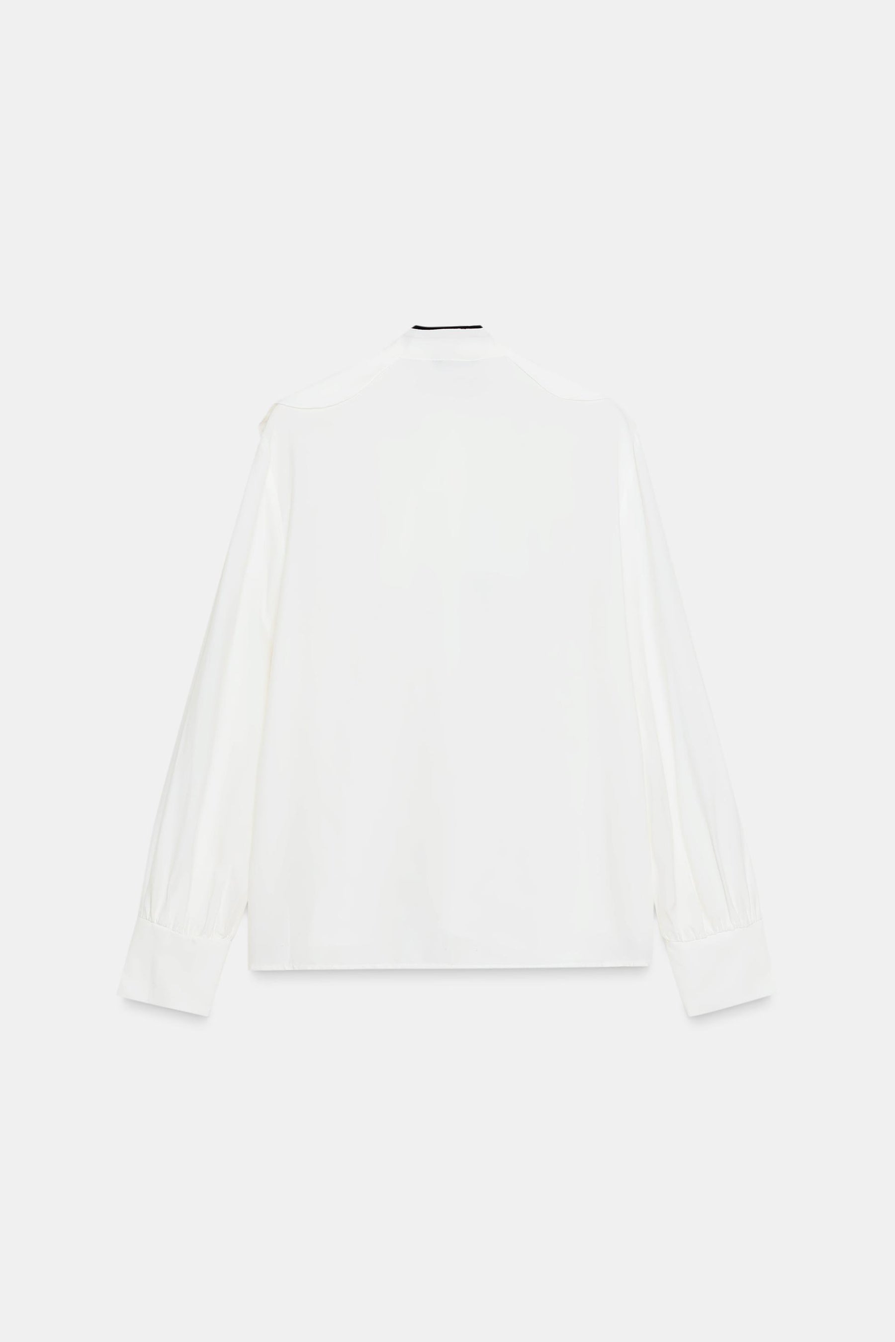 Rüschenbluse mit kontrastierender Schleife