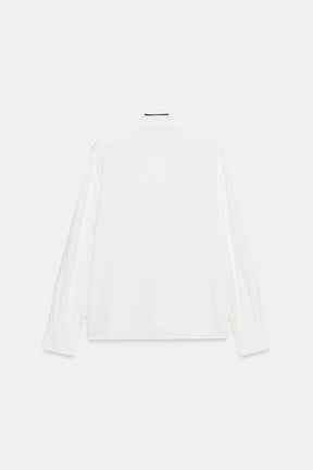 Rüschenbluse mit kontrastierender Schleife