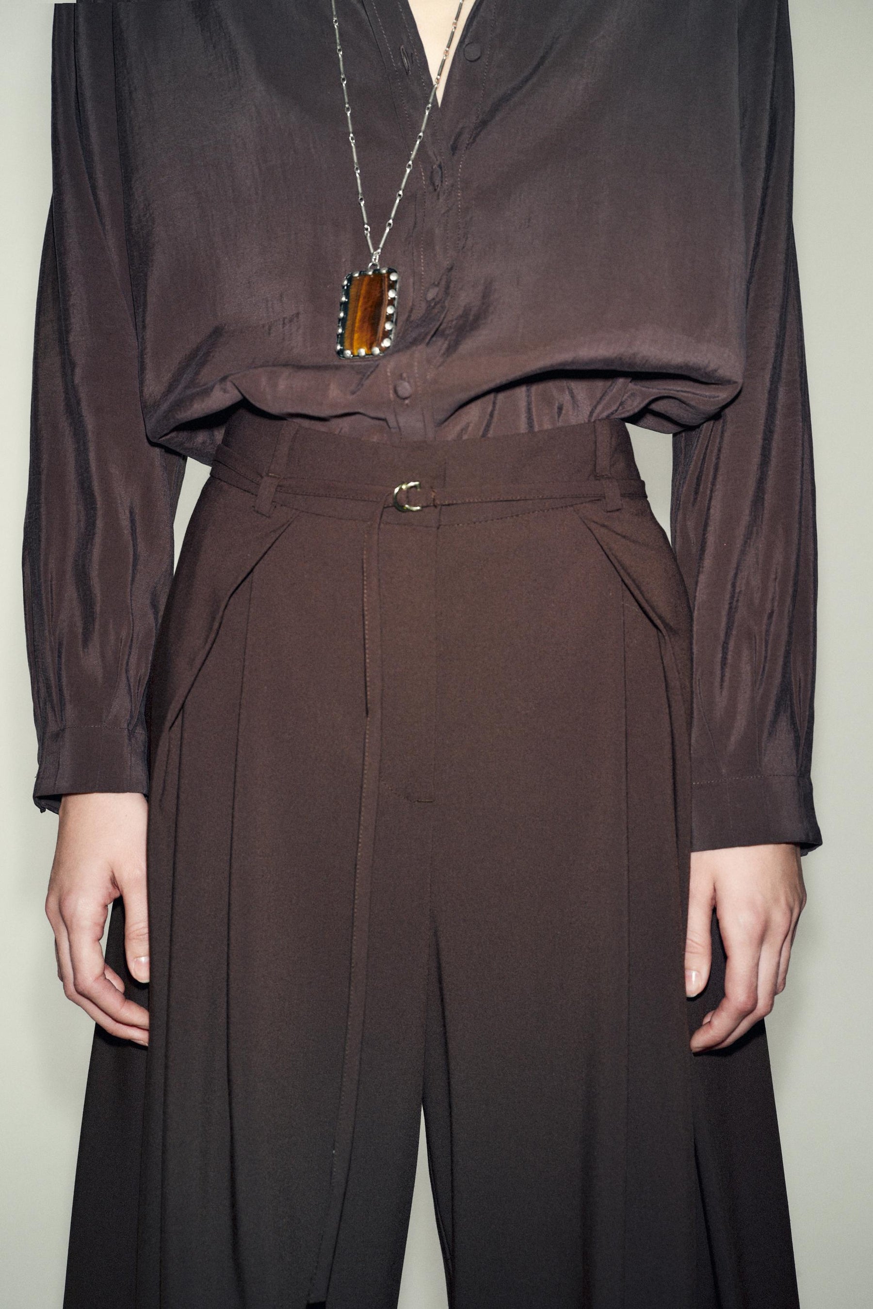 Weite Hose mit Gürtel