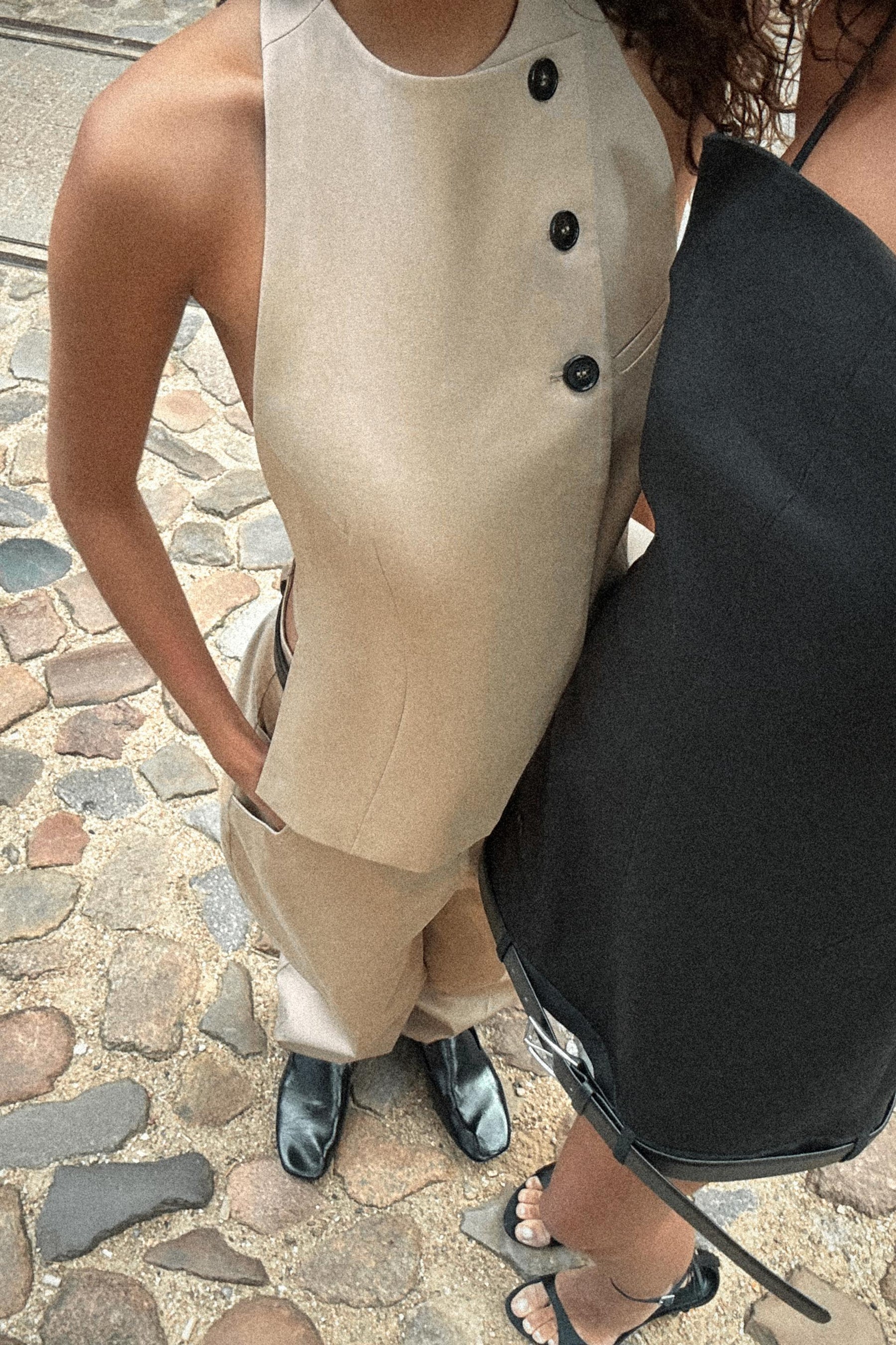 Weste mit offenem Rücken