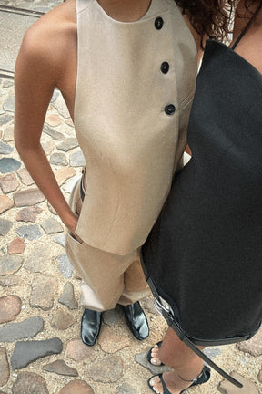 Weste mit offenem Rücken