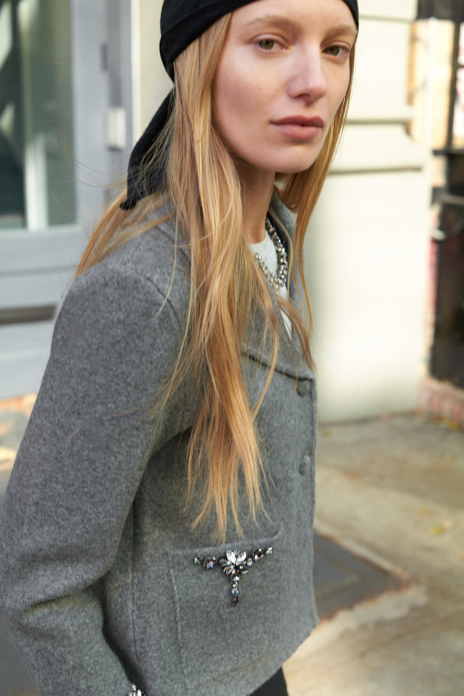 Perlenbesetzte Strickjacke