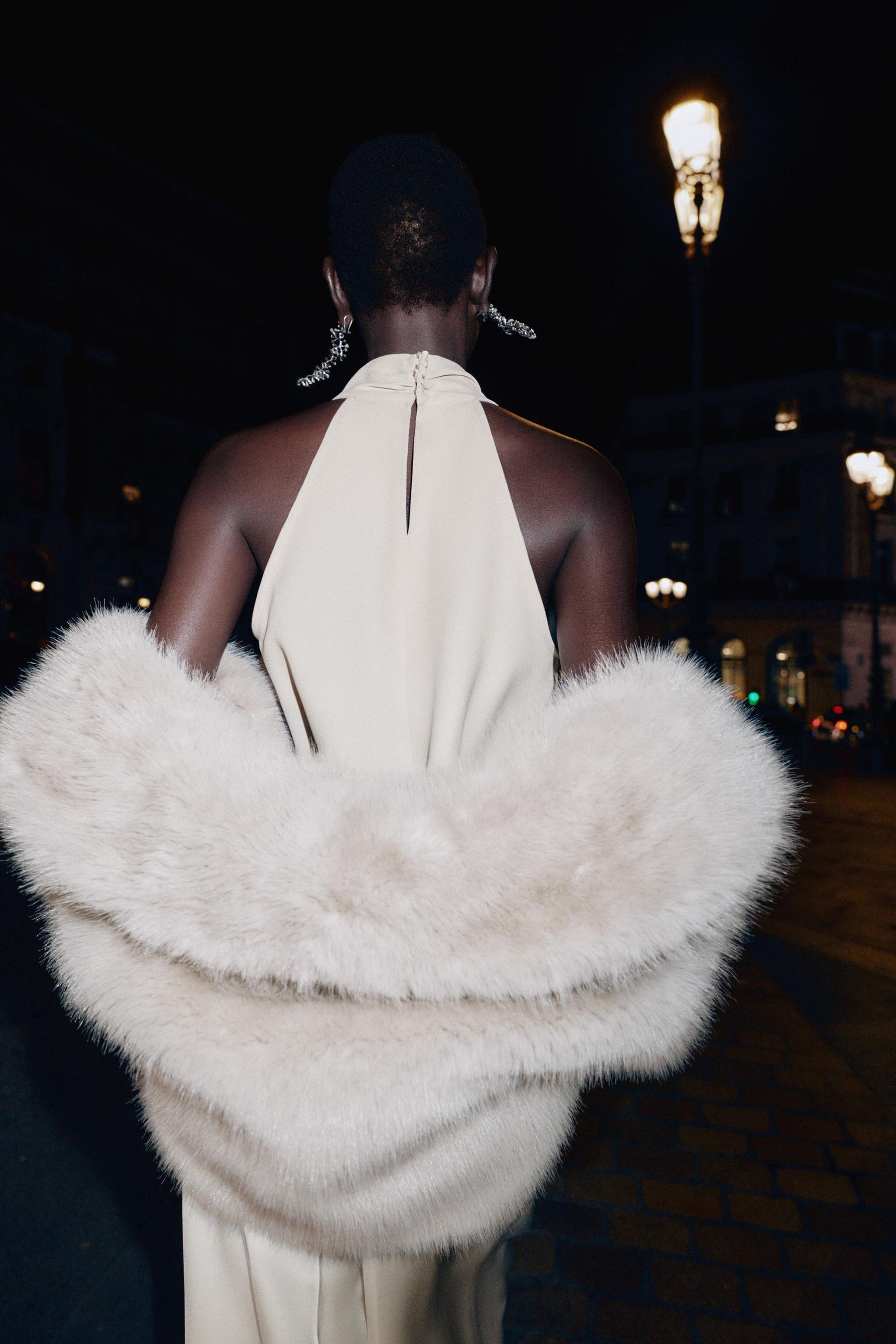 Perlenbesetztes Neckholder-Top