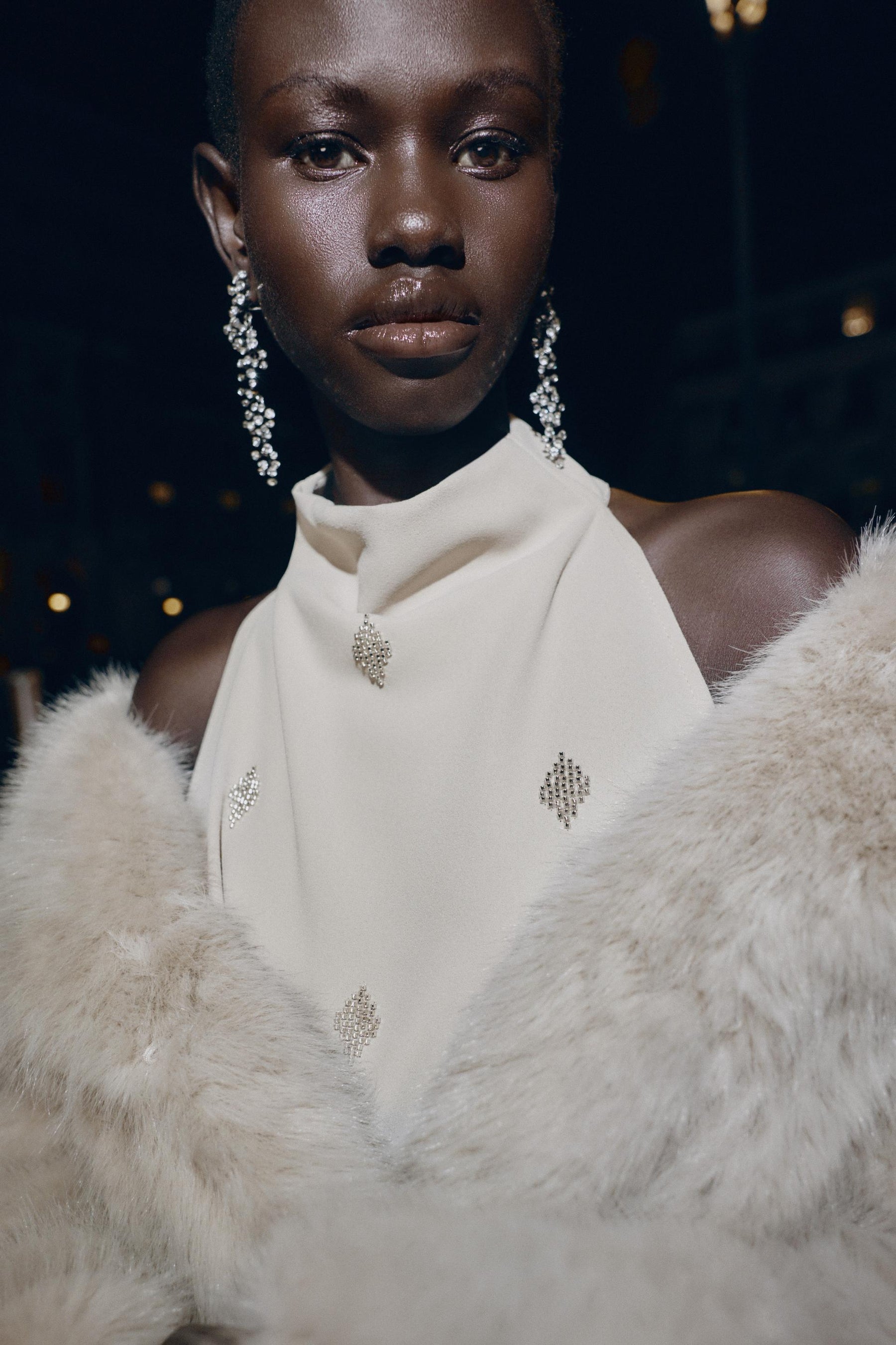 Perlenbesetztes Neckholder-Top