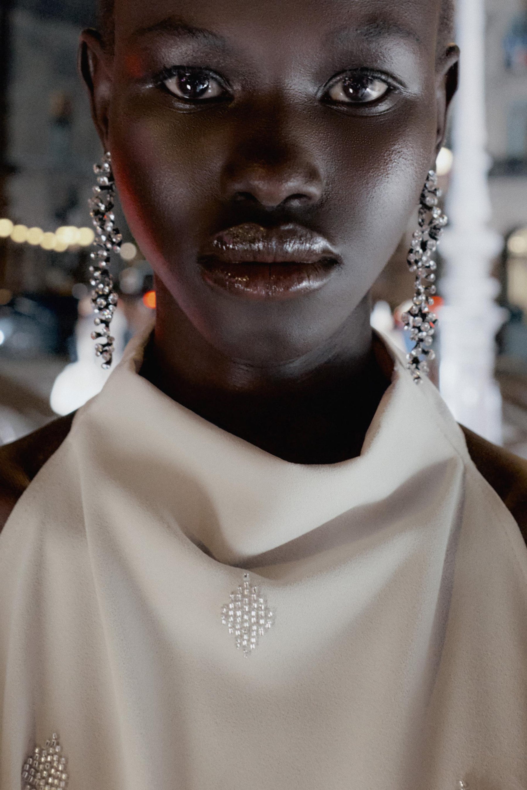 Perlenbesetztes Neckholder-Top