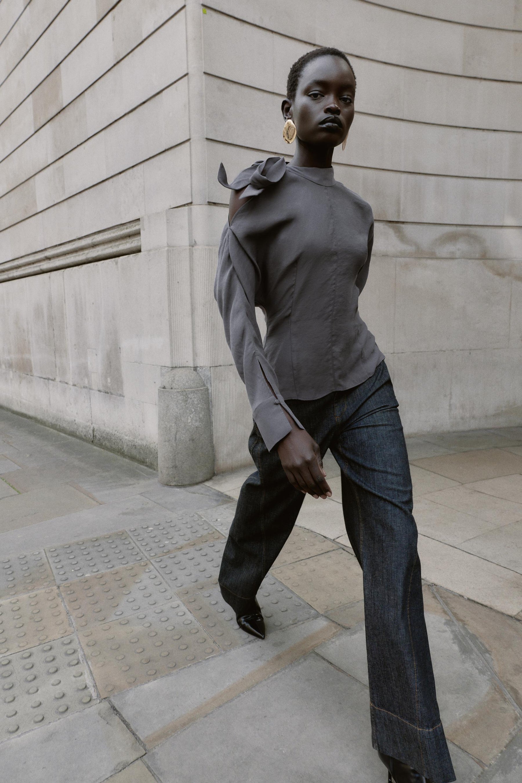 Bluse mit Schleife und Schulterausschnitt