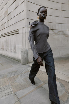 Bluse mit Schleife und Schulterausschnitt