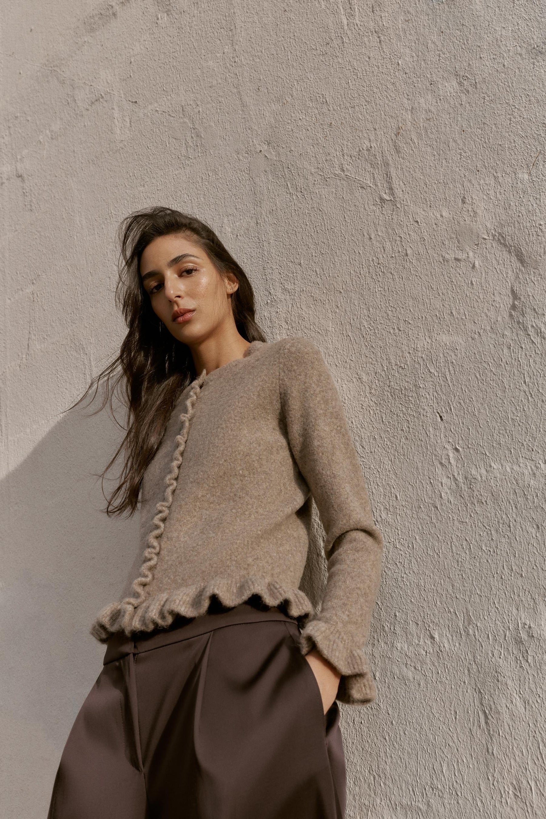 Strickjacke mit Rüschenbesatz