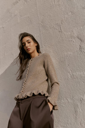 Strickjacke mit Rüschenbesatz