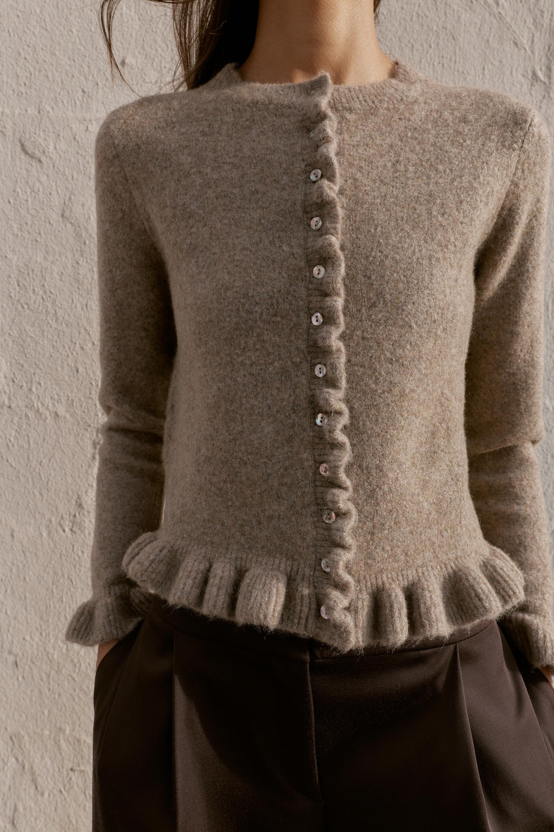 Strickjacke mit Rüschenbesatz