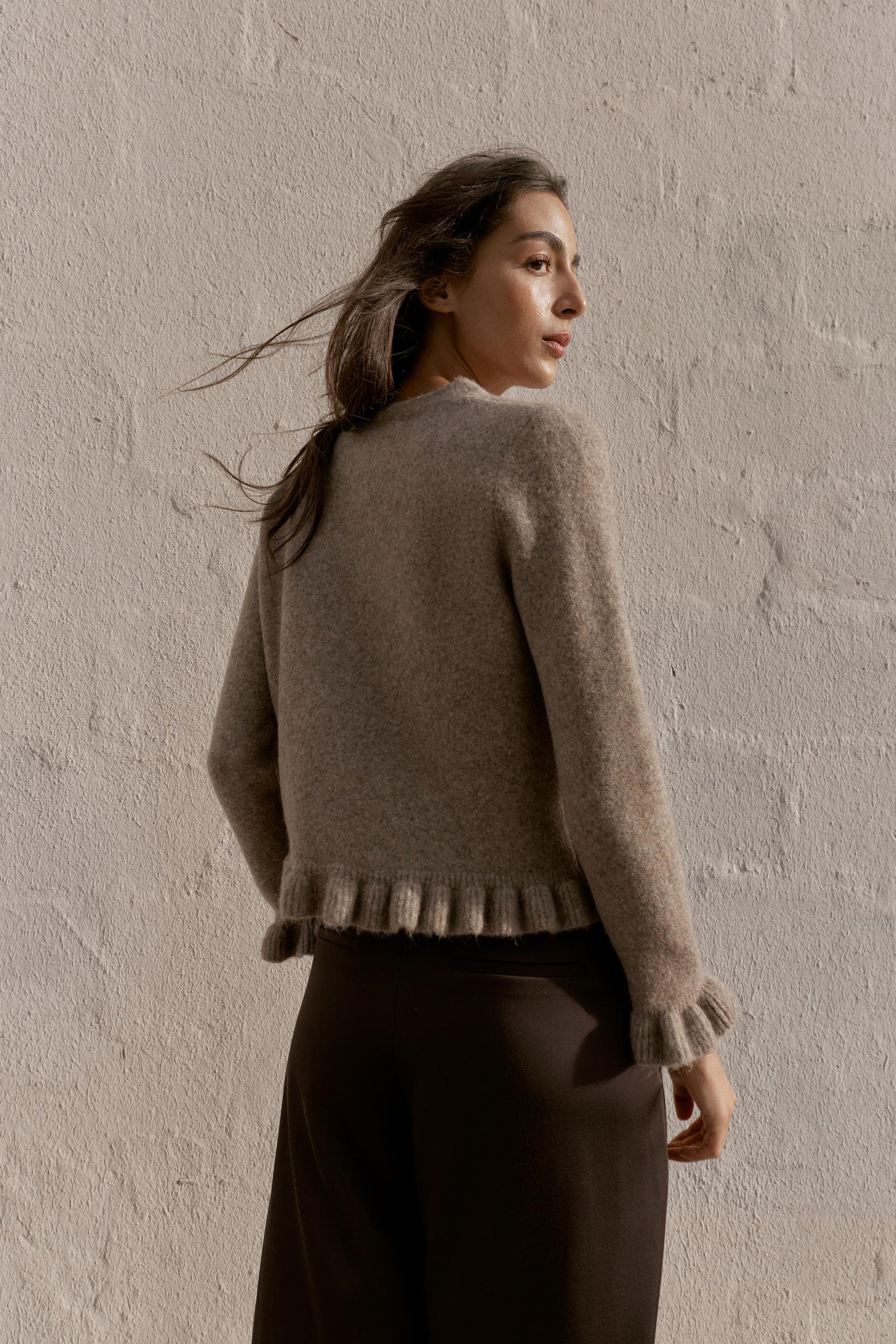 Strickjacke mit Rüschenbesatz