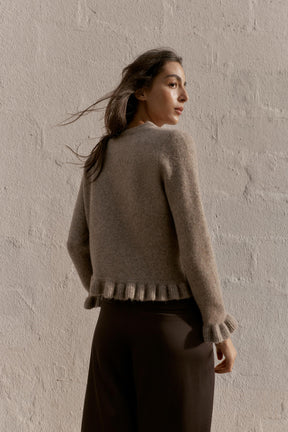 Strickjacke mit Rüschenbesatz