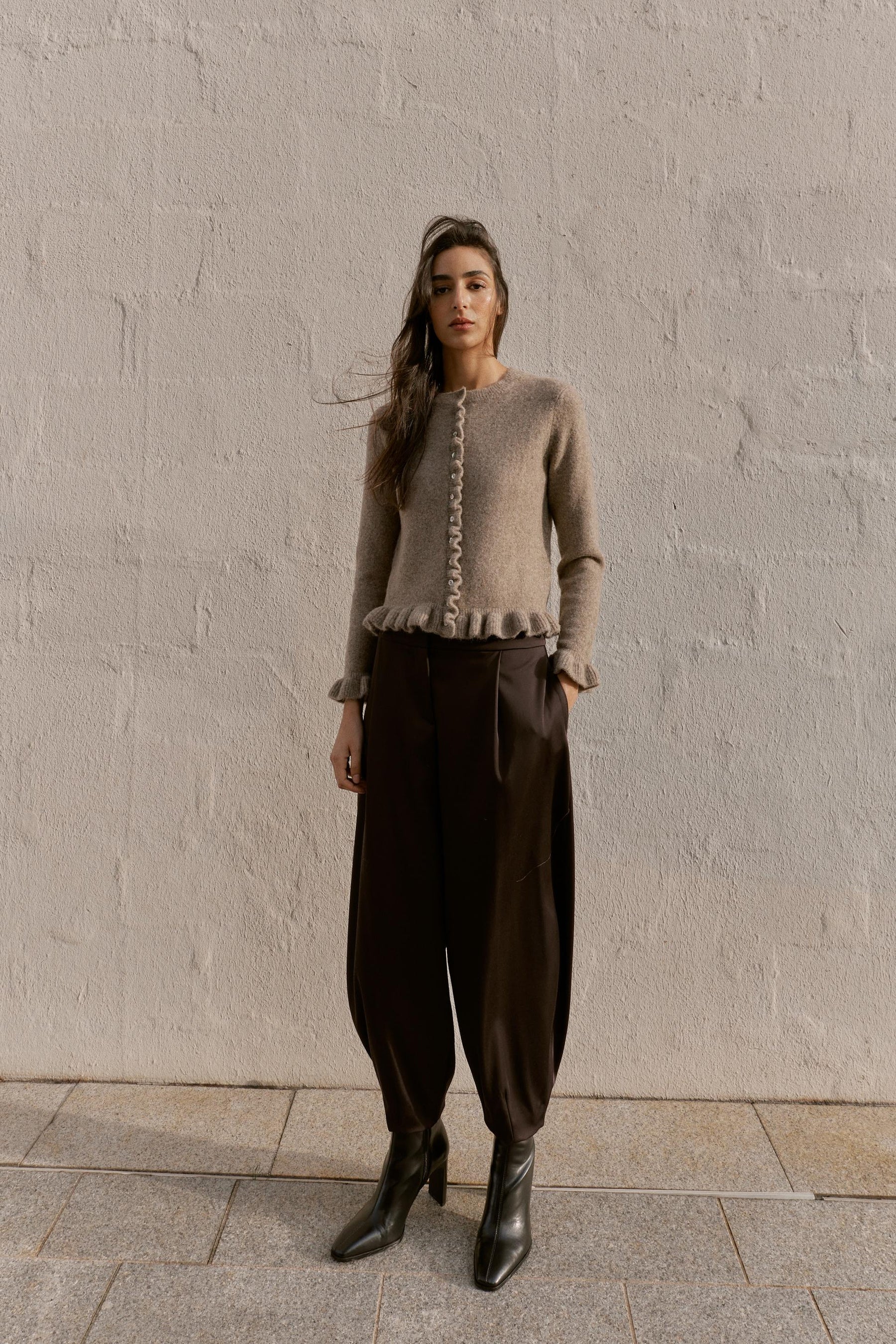 Strickjacke mit Rüschenbesatz