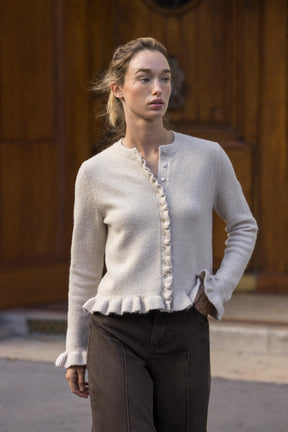 Strickjacke mit Rüschen 