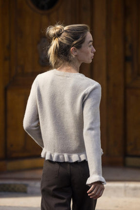 Strickjacke mit Rüschen 