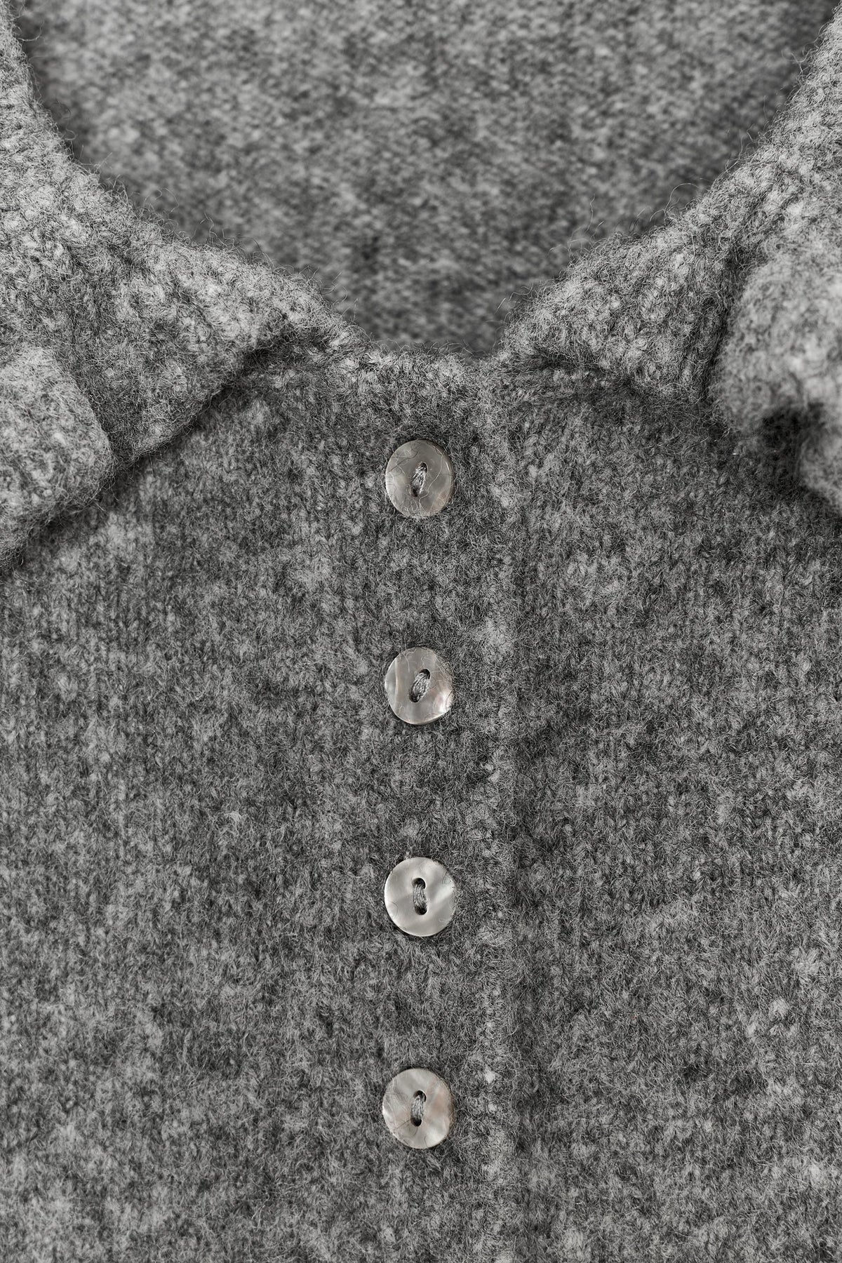 Strickjacke mit Rüschenbesatz