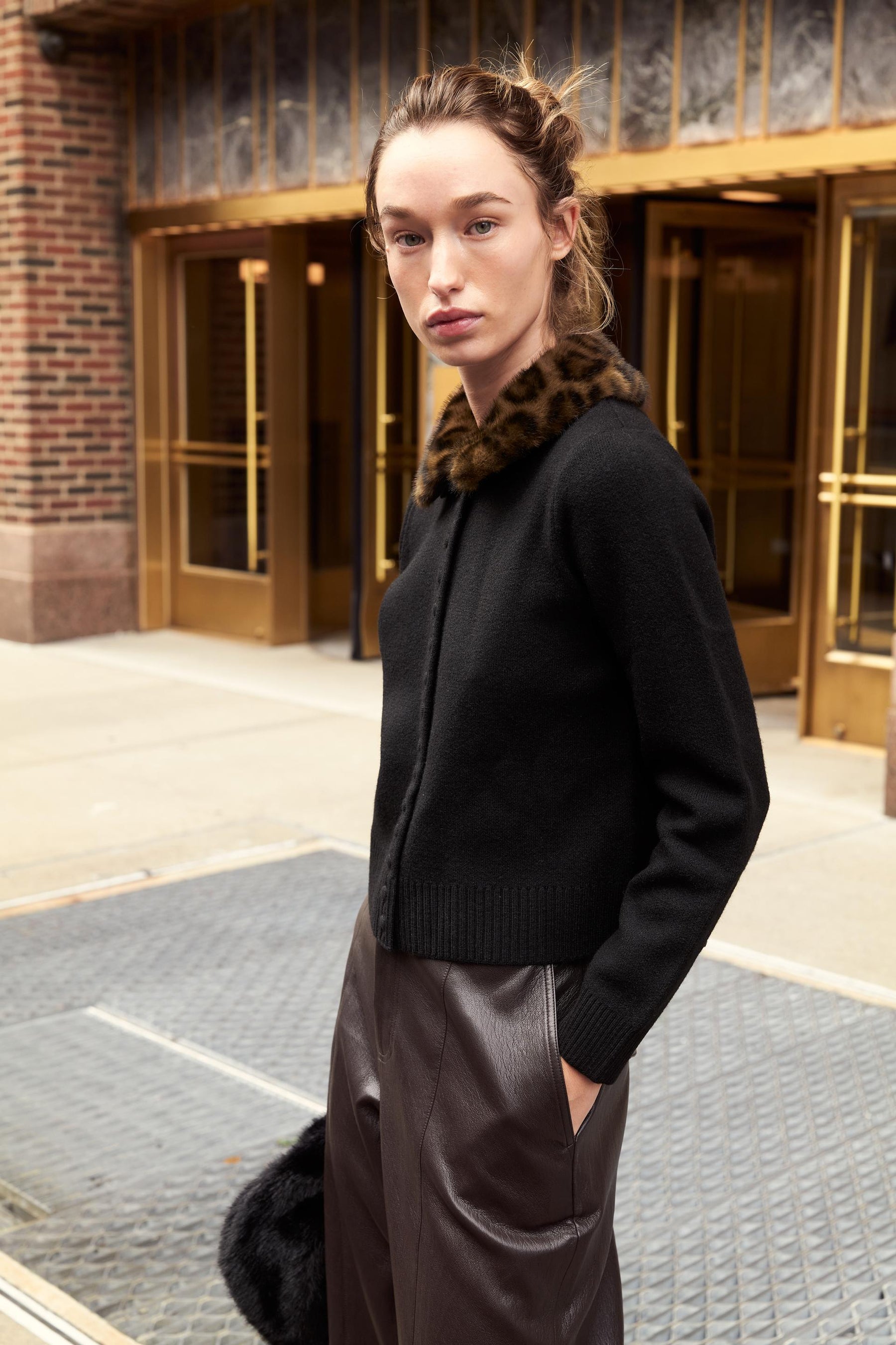 Strickjacke mit Kragen aus Kunstpelz