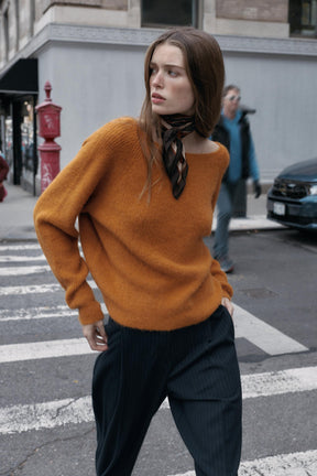 Strickpullover mit Knoten im Rücken