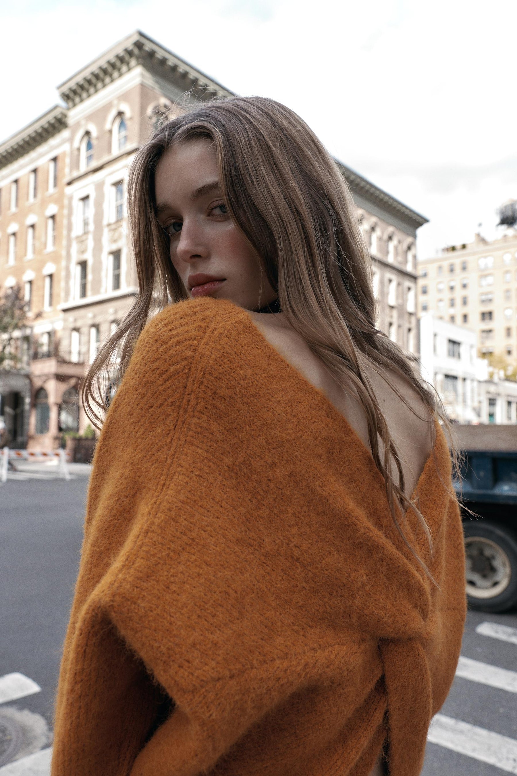 Strickpullover mit Knoten im Rücken