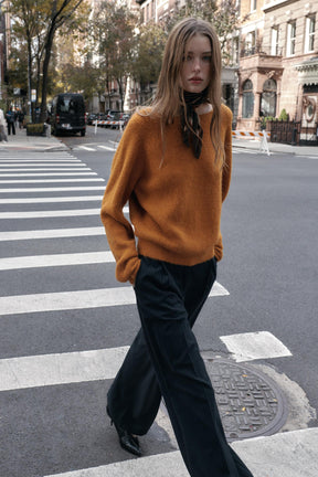 Strickpullover mit Knoten im Rücken