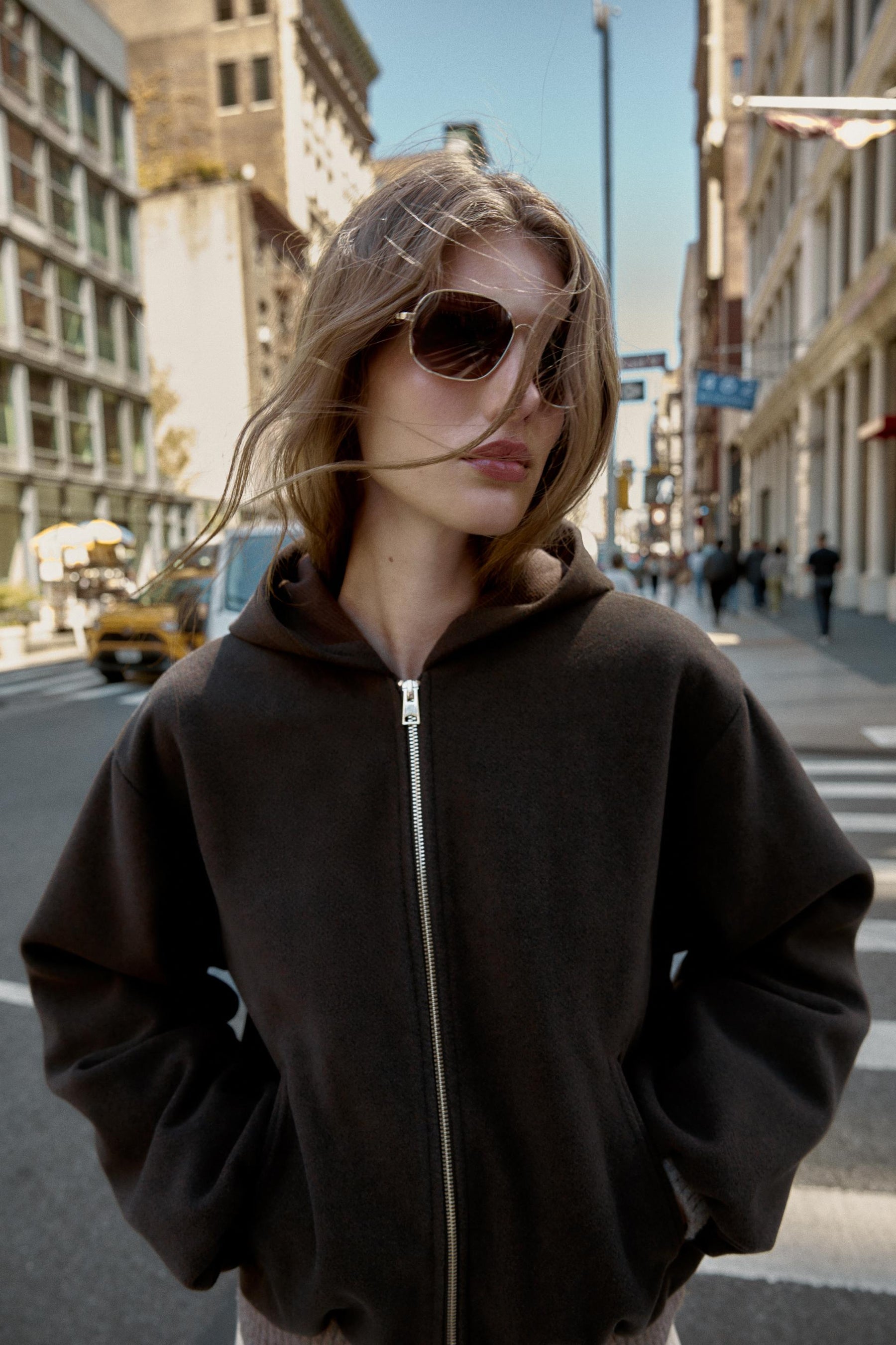 JACKE MIT KAPUZE UND ELASTISCHEM SAUM