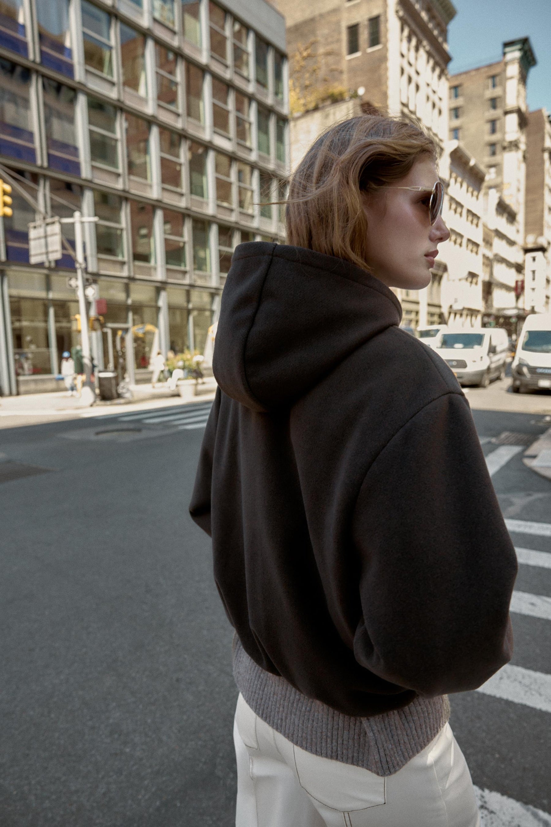 JACKE MIT KAPUZE UND ELASTISCHEM SAUM