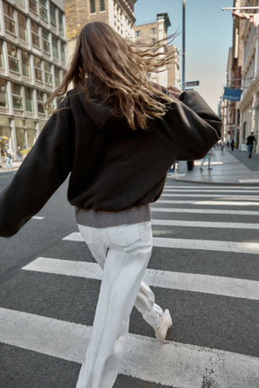 JACKE MIT KAPUZE UND ELASTISCHEM SAUM