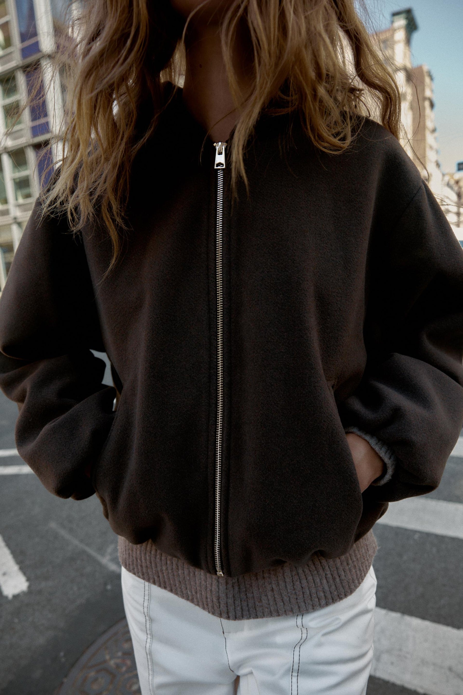 JACKE MIT KAPUZE UND ELASTISCHEM SAUM