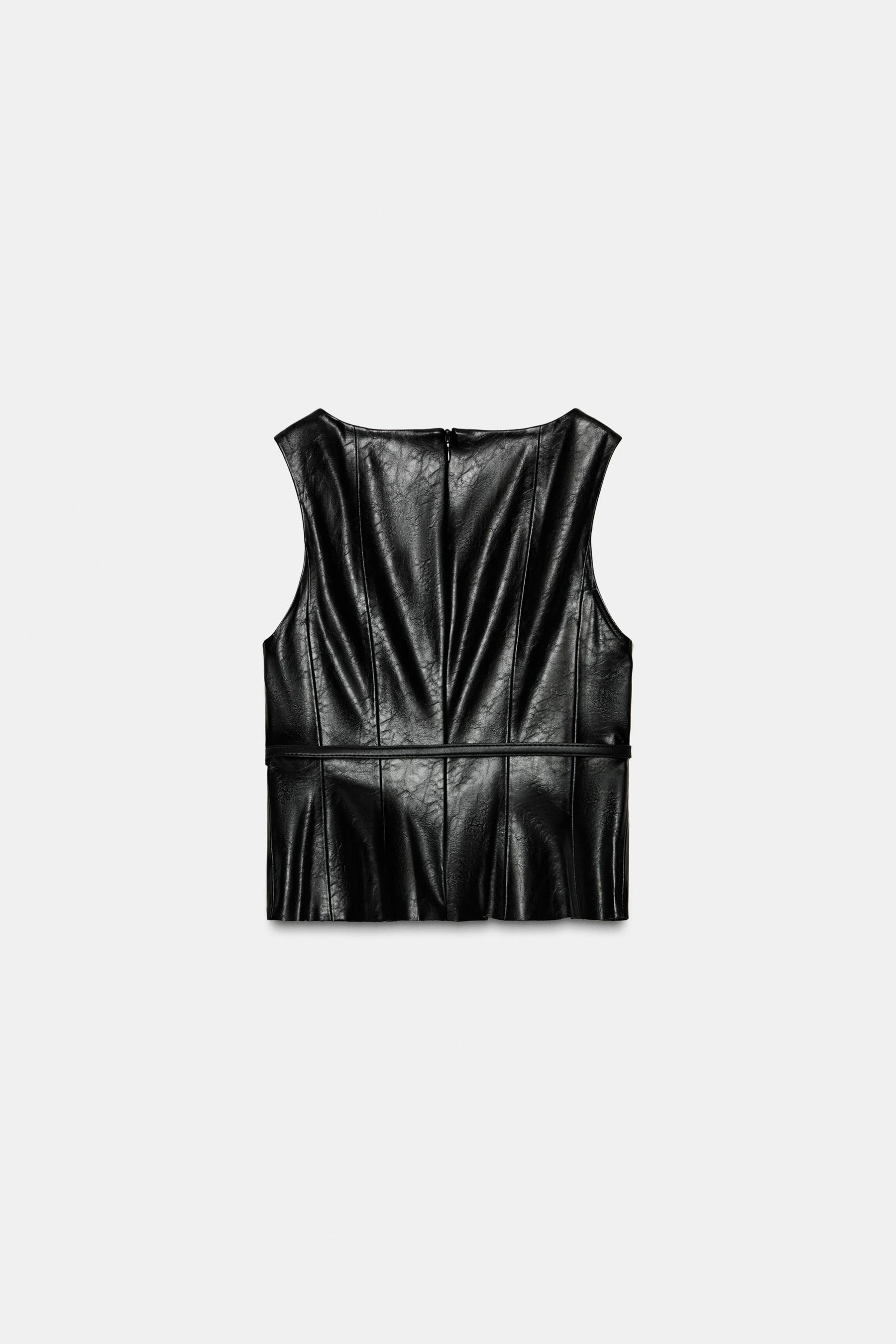 Top aus Kunstleder mit Gürtel