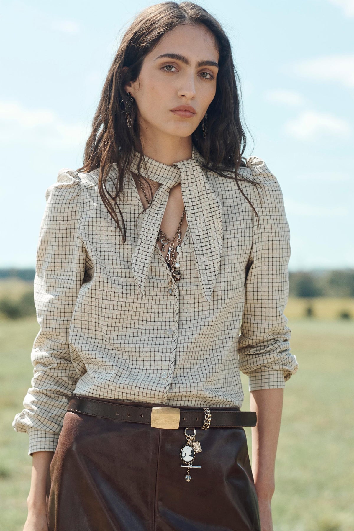 Kariertes Hemd mit Krawatte