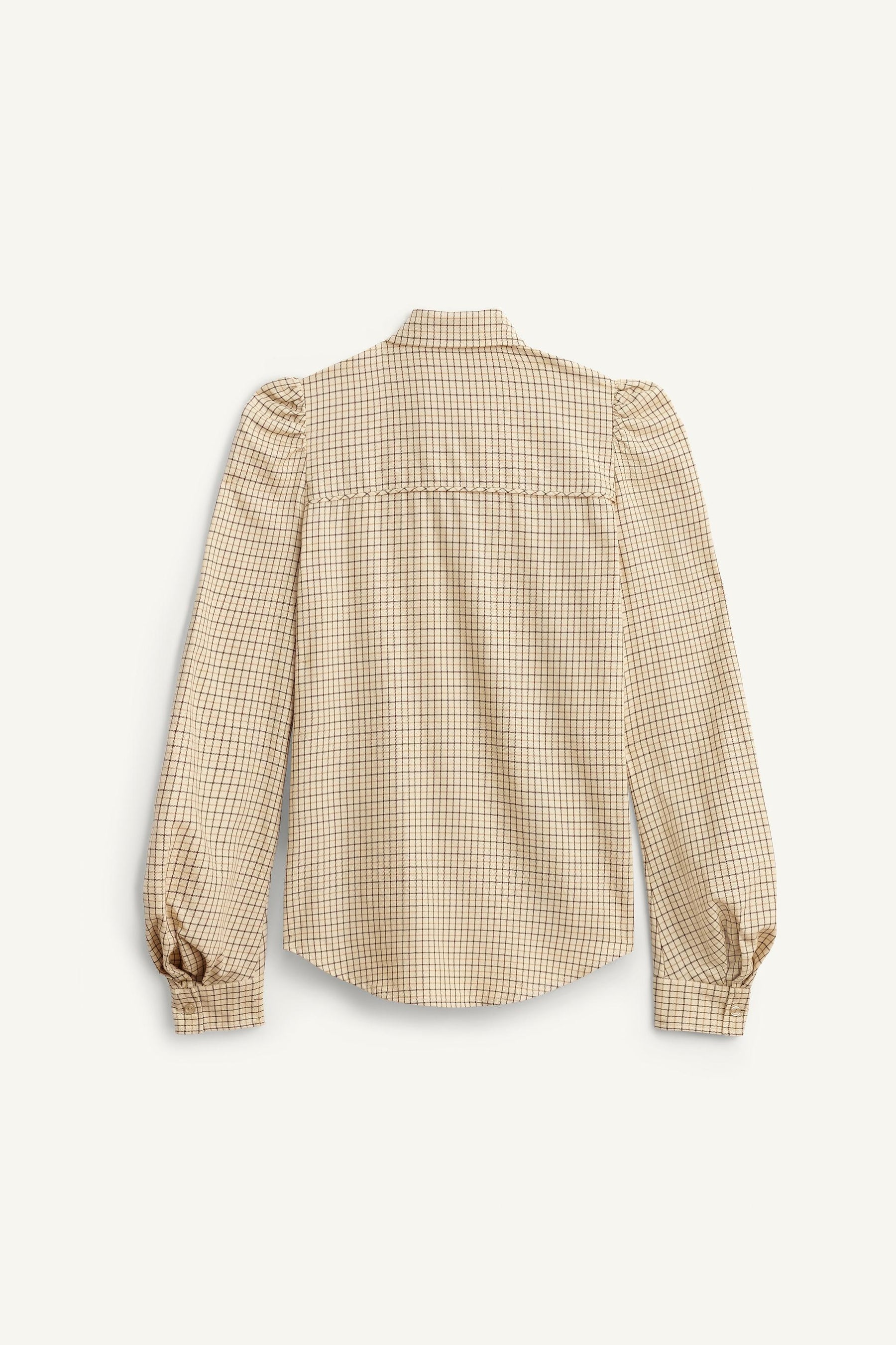 Kariertes Hemd mit Krawatte