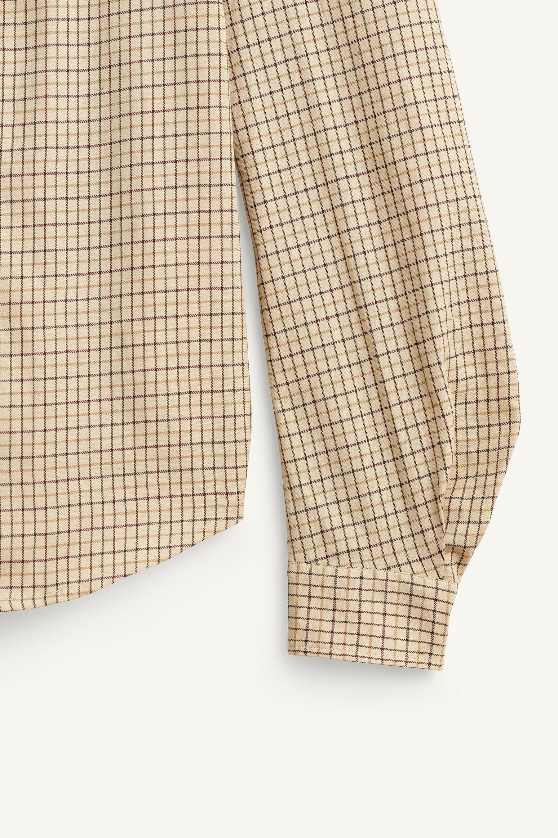 Kariertes Hemd mit Krawatte