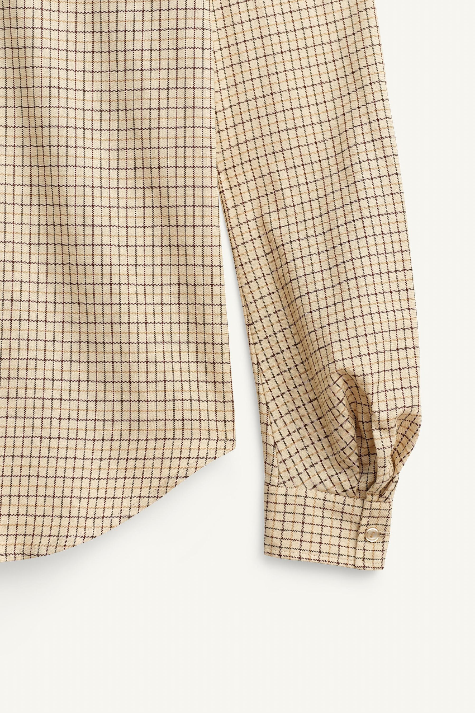 Kariertes Hemd mit Krawatte