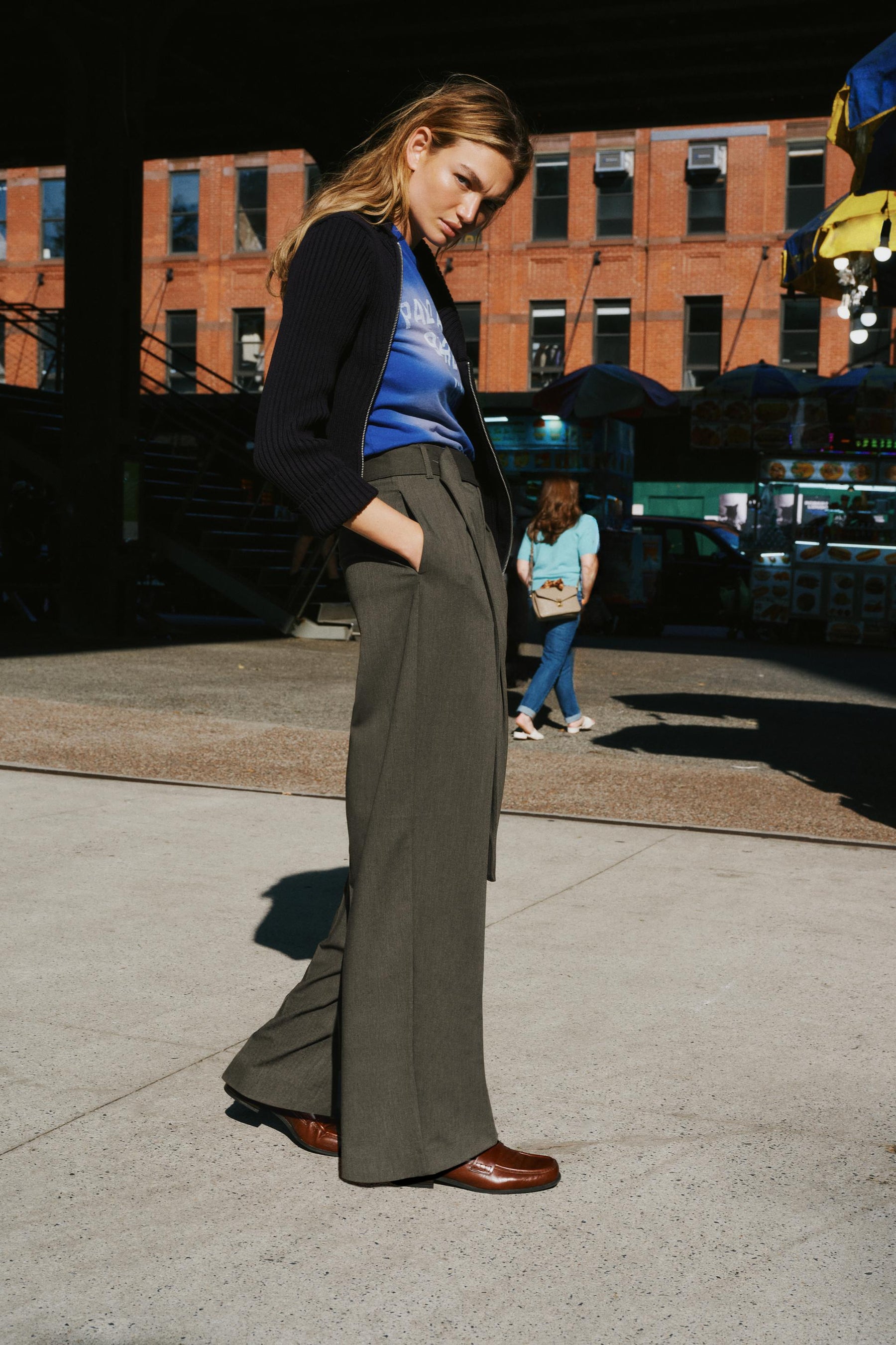 Plissierte Hose mit Gürtel