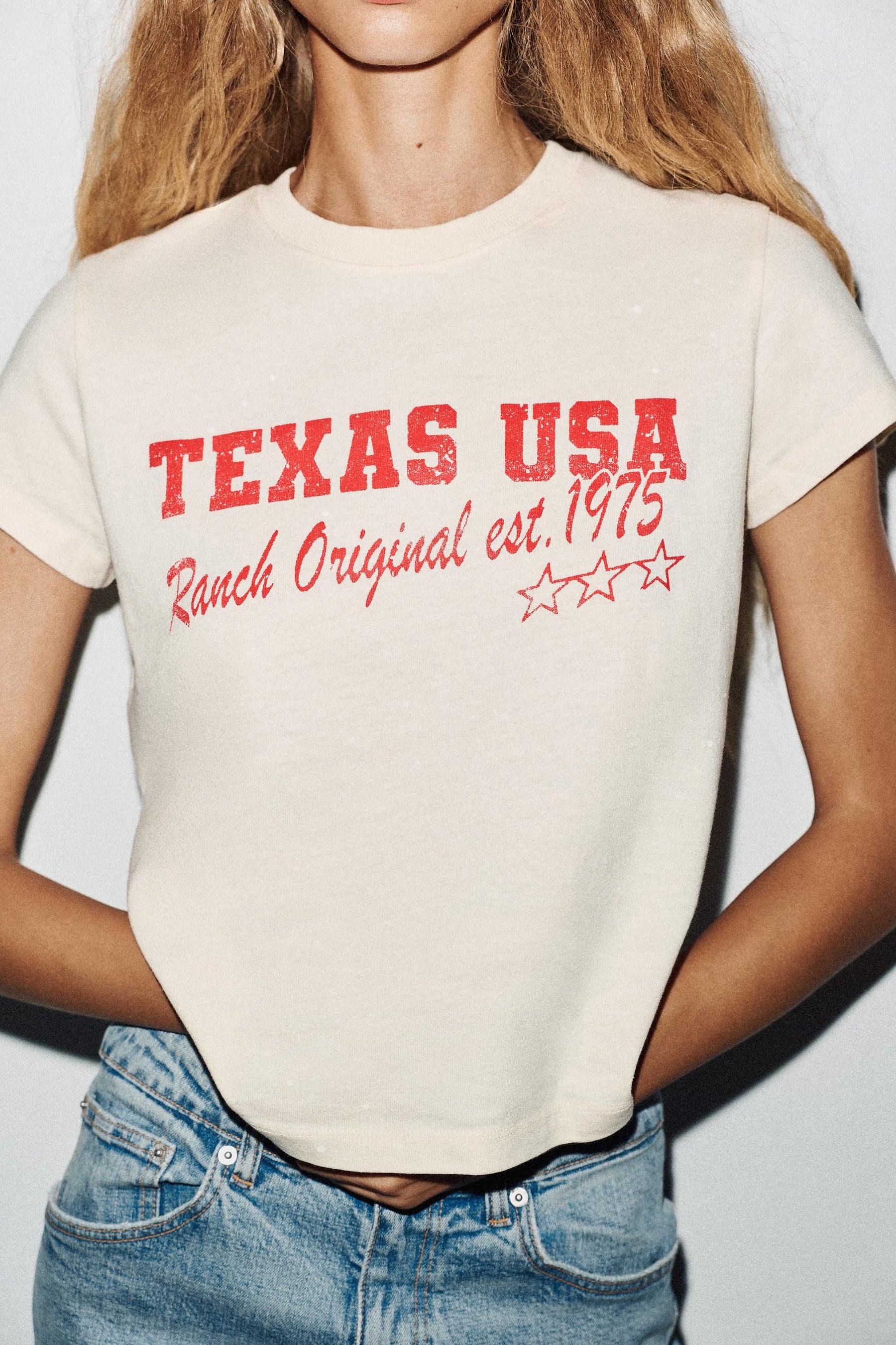 T-SHIRT MIT VERFLACHTEM EFFEKT UND SLOGAN