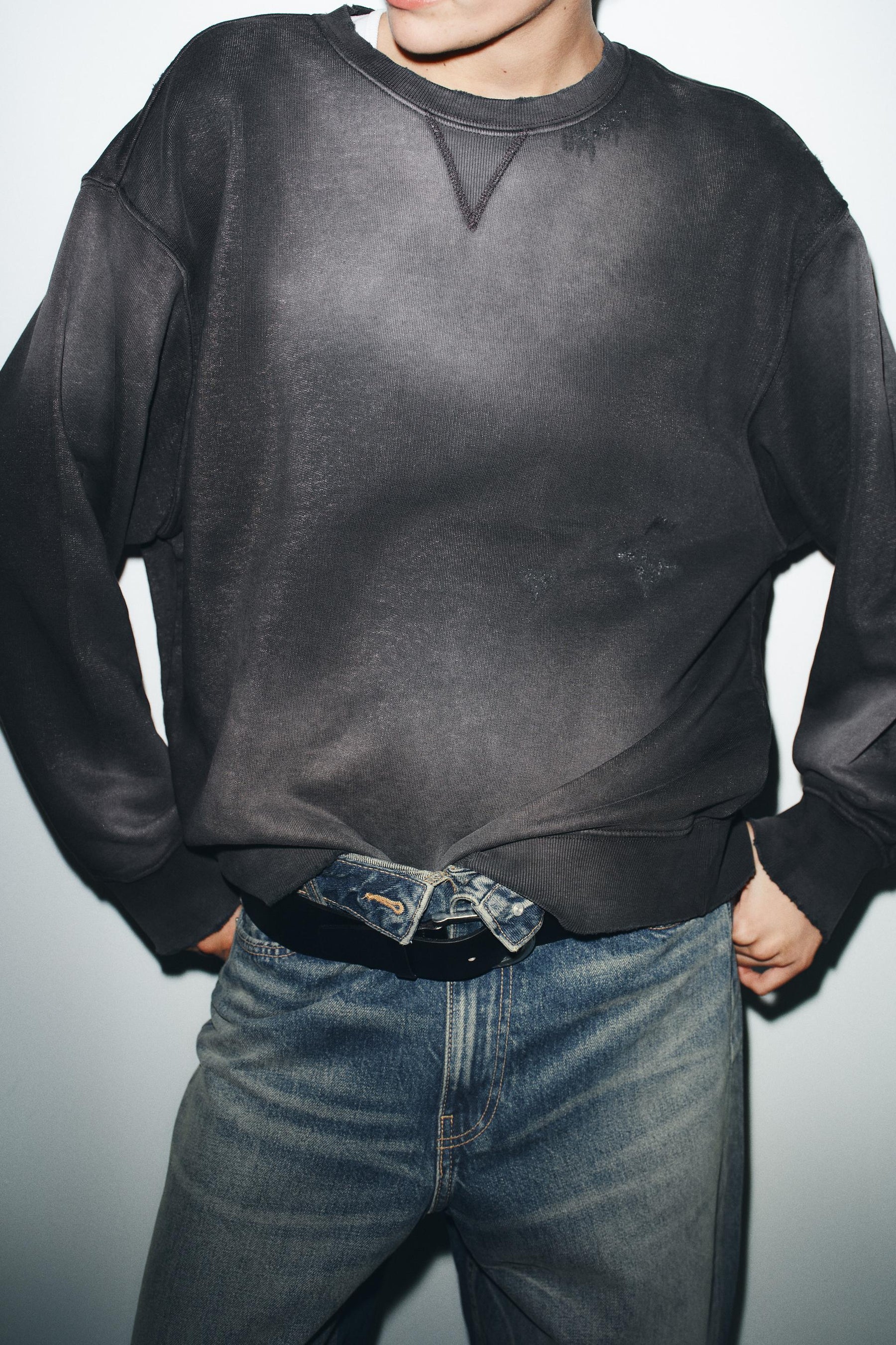 Zerrissenes, verwaschenes Sweatshirt