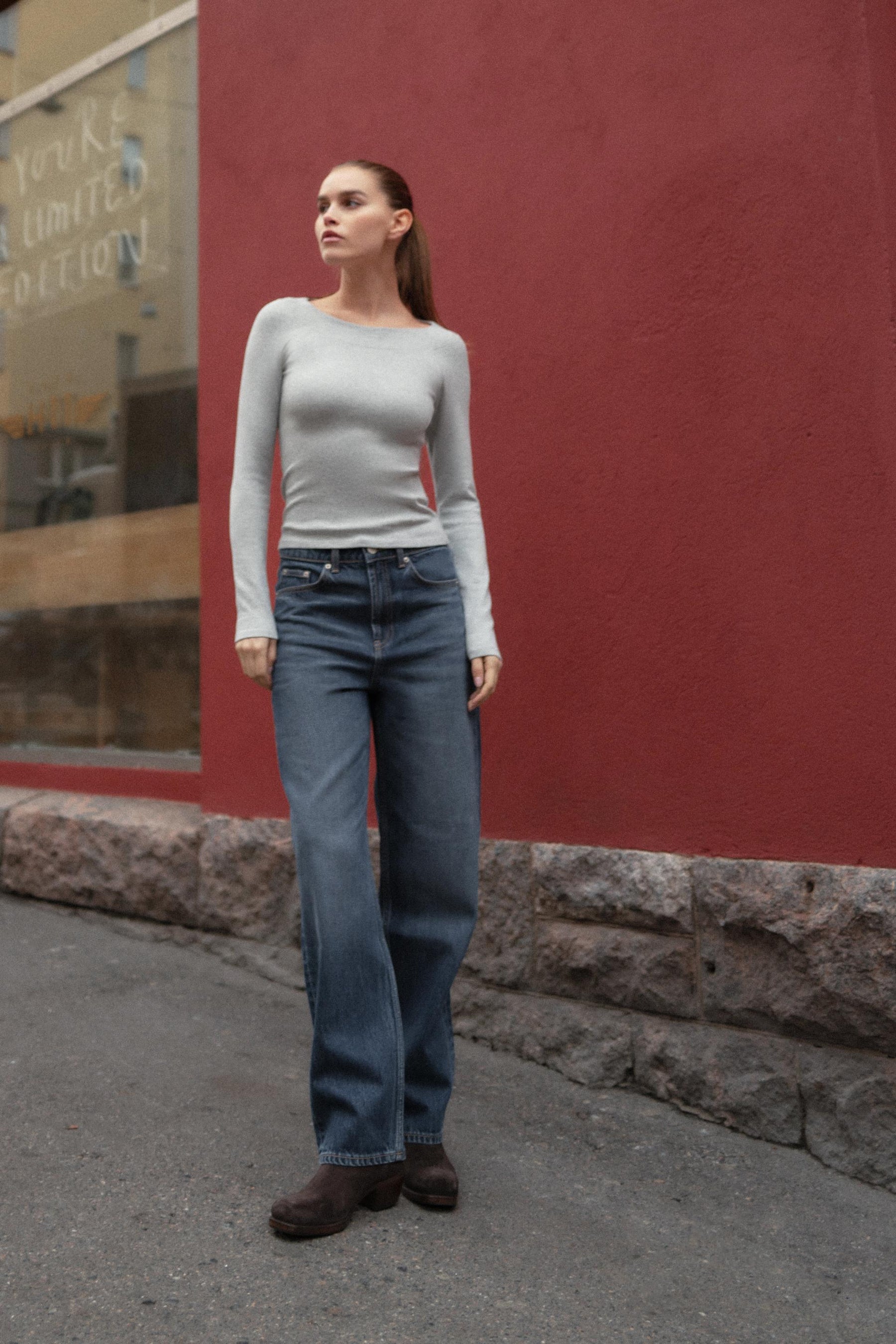 Geripptes Hemd mit U-Boot-Ausschnitt