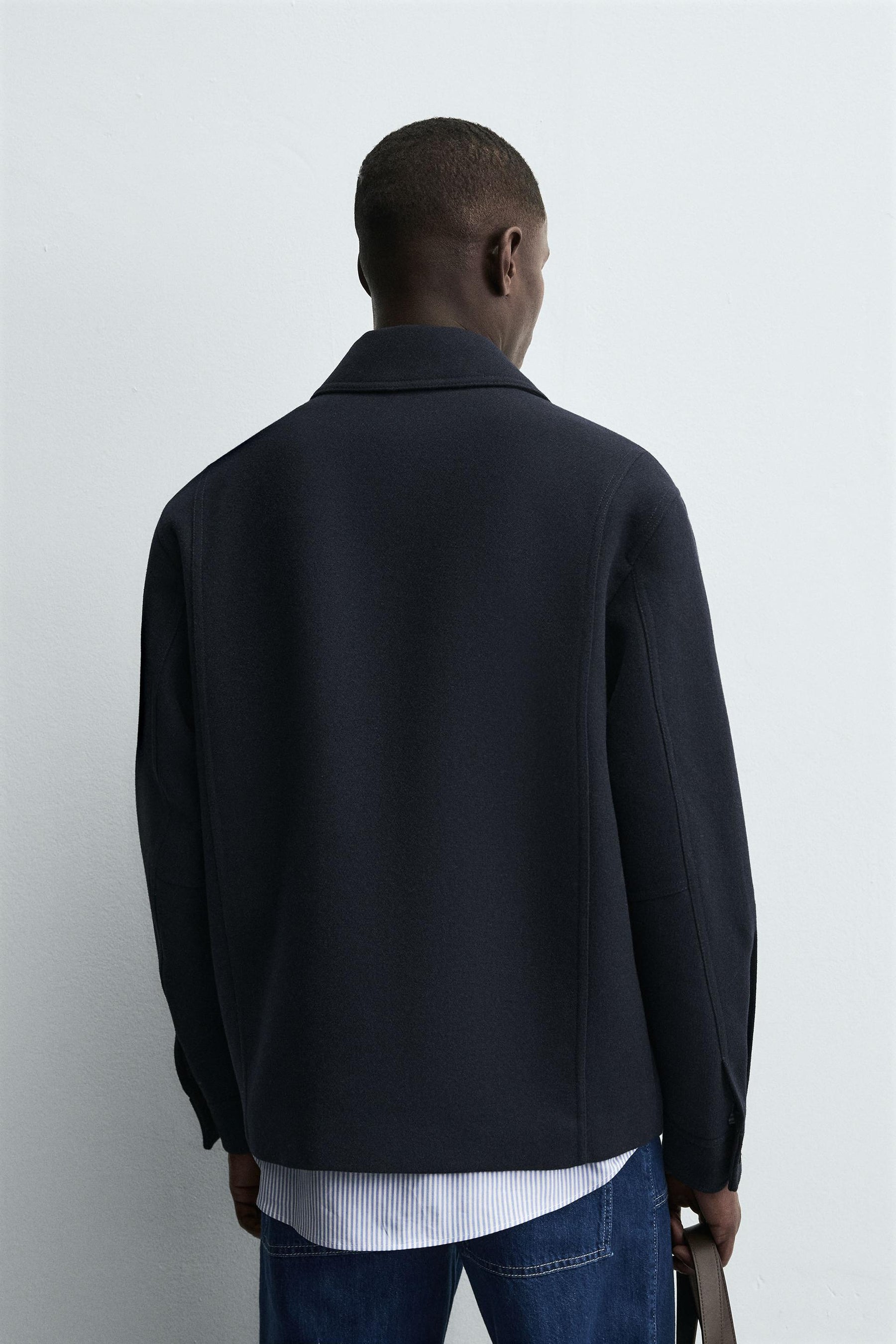 JACKE MIT NORMALPASSFORM UND TASCHEN